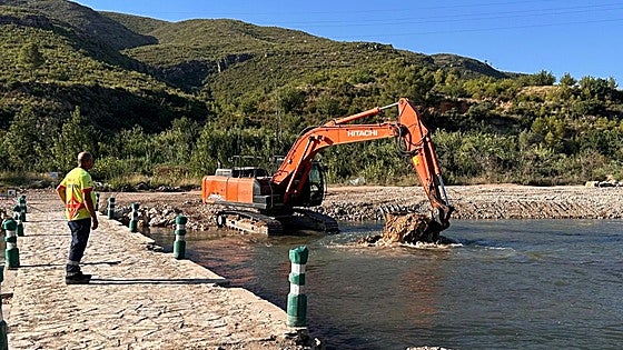 La CHJ hará catas en la playa fluvial de Bugarra para retirar residuos sin un dragado total