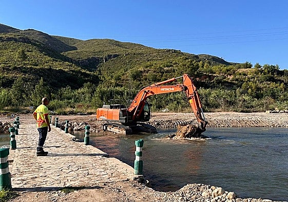 Tareas de limpieza en la playa fluvial de Bugarra.