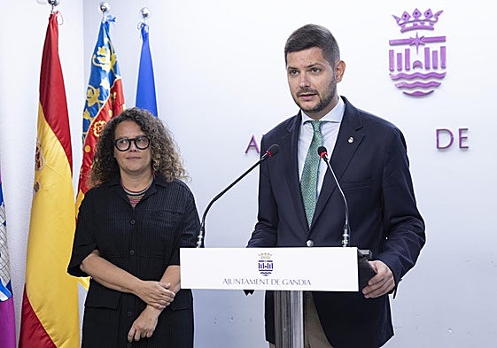 El alcalde y la primera teniente durante el inicio del curso político.