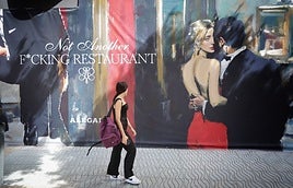 Una joven observa la imagen que cubre el restaurante de Dani García en Valencia.