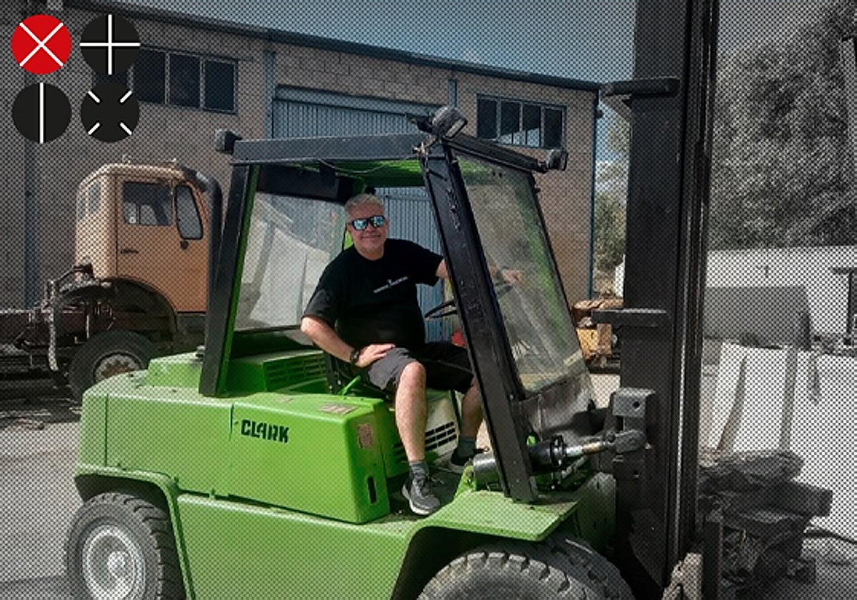Toño Núñez, tirando de maquinaria para movilizar los alimentos enviados desde Valencia.