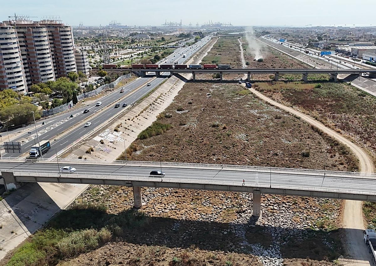 Imagen secundaria 1 - Trabajos municipales en el cauce del río, a vista de dron.