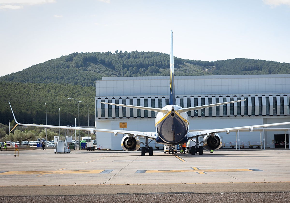 Un avión, en la pista de aterrizaje del aeropuerto castellonense.