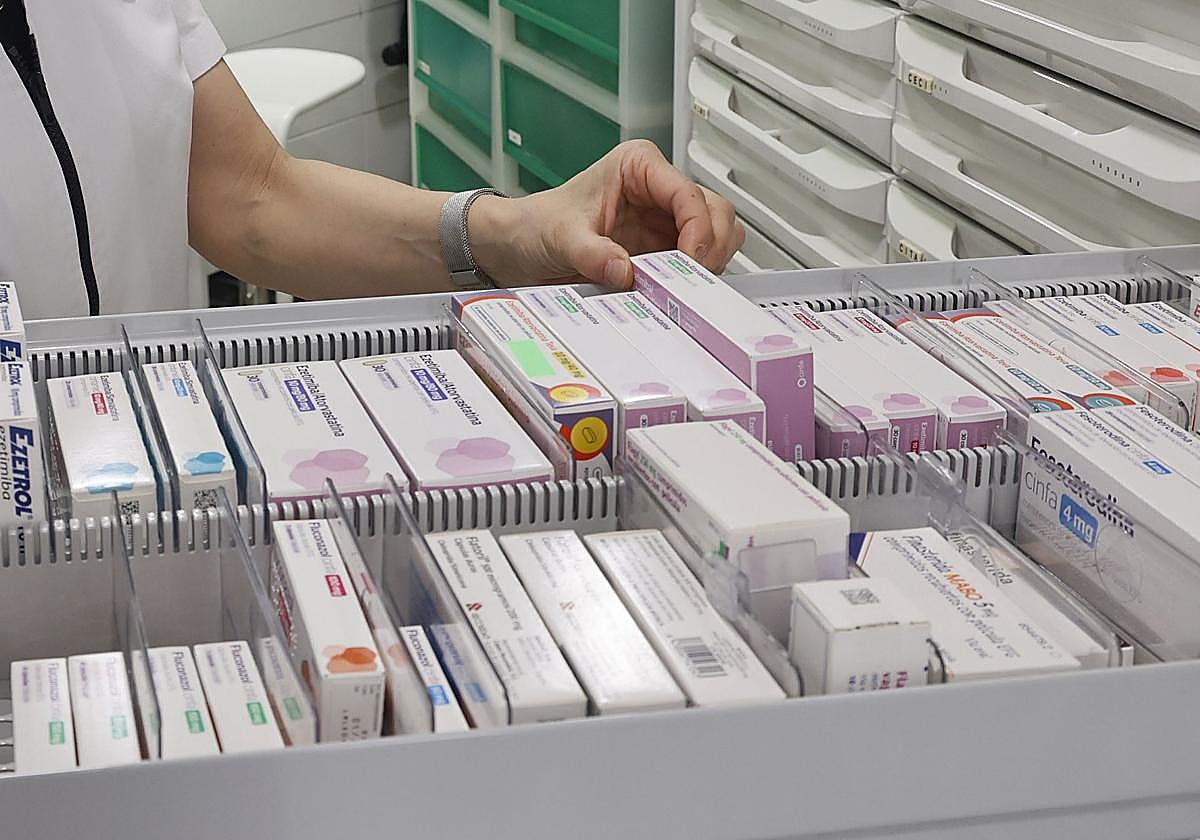 Una farmacéutica escoge un medicamento en una imagen de archivo.