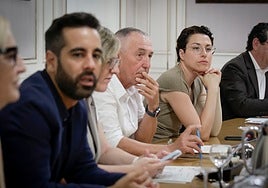 Aitana Mas, junto a Joan Baldoví, en una junta de portavoces de Les Corts.