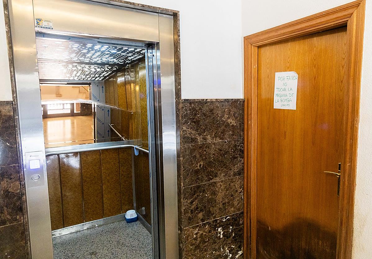 Uno de los ascensores que espera ser reparado.