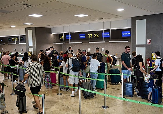 Pasajeros frente a la zona de embarque de maletas de Ryanair en el aeropuerto de Manises.