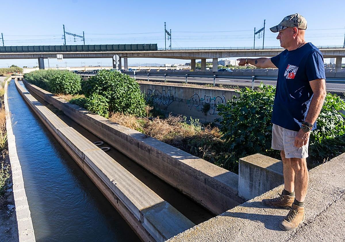 Un vecino de la zona afectada señala el canal cegado, a la derecha de la imagen.