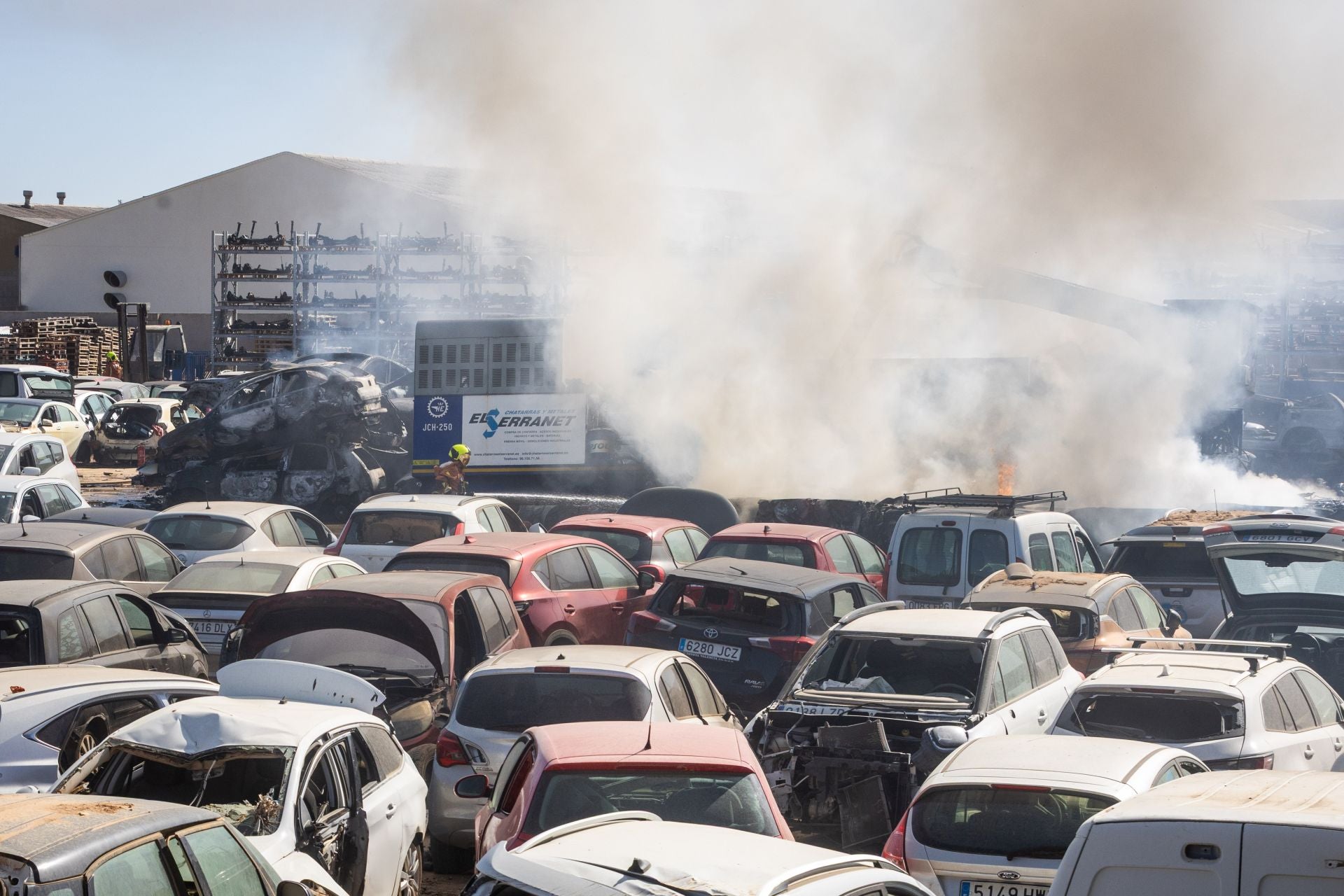Incendio en un desguace de Quart de Poblet