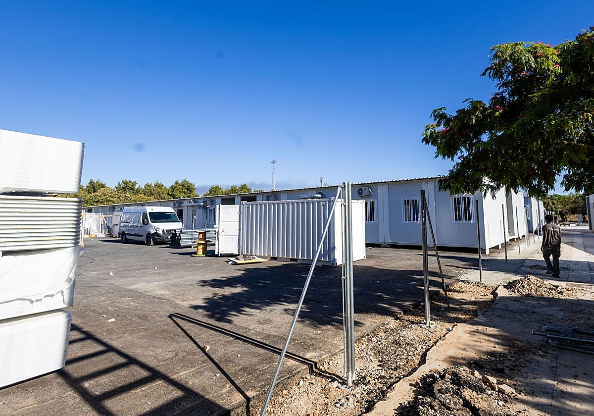 Barracones en el polideportivo de Massanassa para el Ausiàs March y el Lluís Vives.