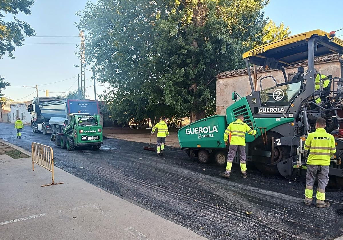 Asfaltado en uno de los tramos del camino de «Los Lavaderos».