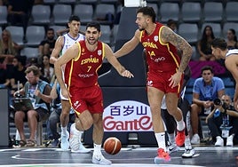 Santi Aldama y Willy Hernángomez durante el partido entre Italia y España.