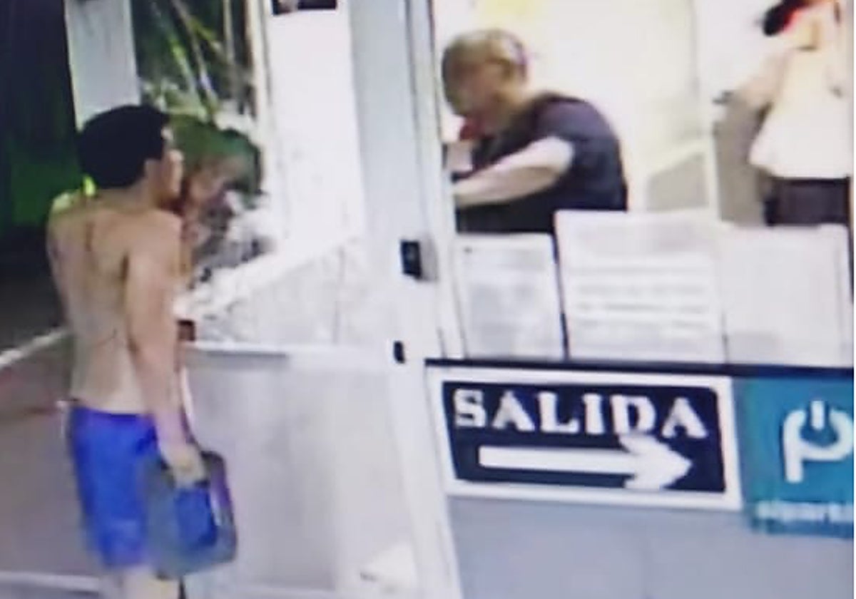 El joven violento discute con el empleado del aparcamiento.