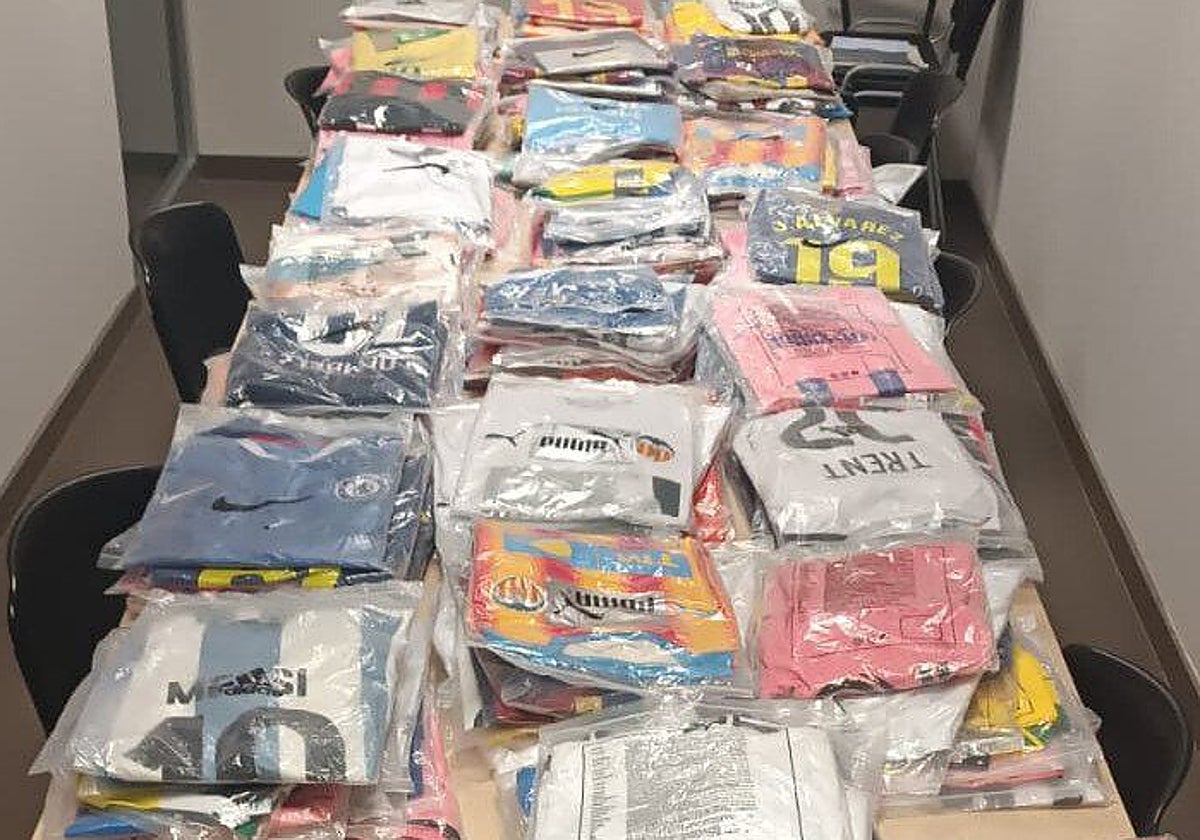 Equipaciones de equipos de fútbol falsas decomisadas por la Policía Local de Valencia.