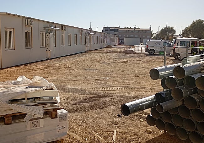 Material de obra acopiado en la parcela del Orba de Alfafar.
