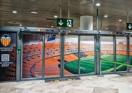 La puerta tematizada con el Nou Mestalla en Manises.