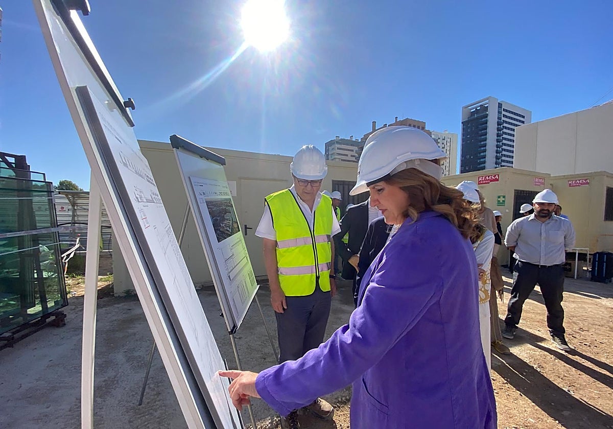 La alcaldesa de Valencia, María José Catalá, en la visita a las obras del nuevo colegio de Malilla.