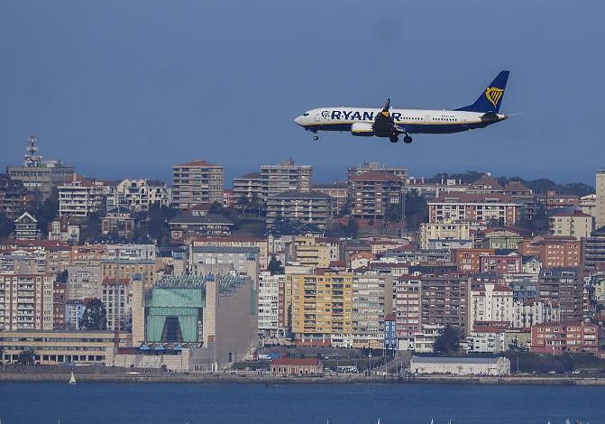 Un avión de Ryanair vuela con Santander al fondo