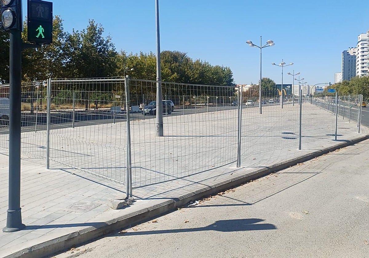 Vallas instaladas en la isleta frente al Roig Arena, en la avenida Antonio Ferrandis.