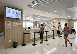 Mostrador de atención al público en un centro de salud.