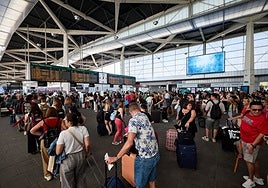 Pasajeros en la estación de Joaquín Sorolla.