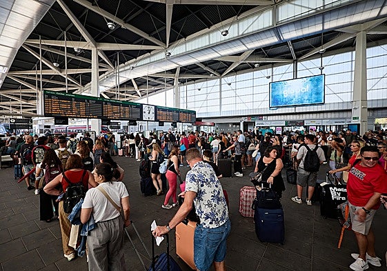 Pasajeros en la estación de Joaquín Sorolla.