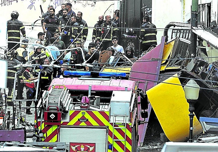 Imágenes del descarrilamiento del funicular en Lisboa.