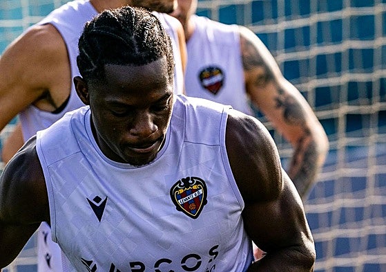 Etta Eyong, en un entrenamiento con el Levante en la Ciudad Deportiva de Buñol.