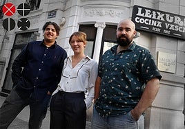 Sergio, Sara e Ibai, frente a la fachada del nuevo Sutil.