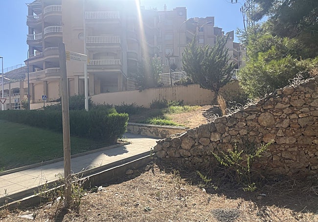 Imágenes de la urbanización Bahía Park, en Cullera, a la entrada del sendero.