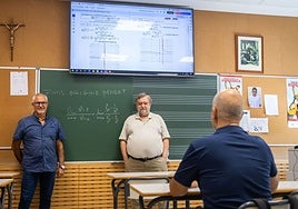 Julián González y Santi Boix, profesores de Agustinos, reciben al exalumno Juan Antonio, de 50 años, en su vuelta al cole.