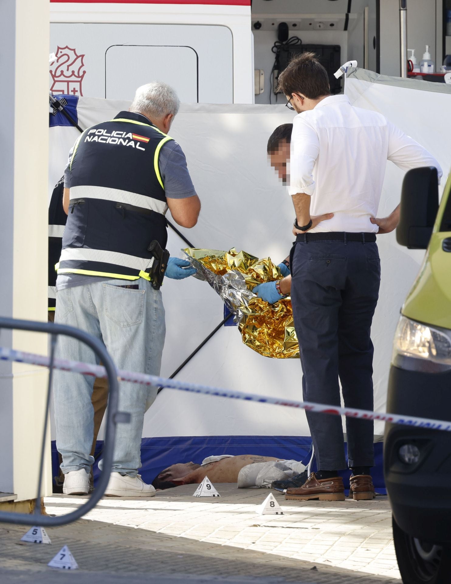 Fotos: un hombre asesina a tiros a otro en la calle y a plena luz del día en Xirivella (Valencia)