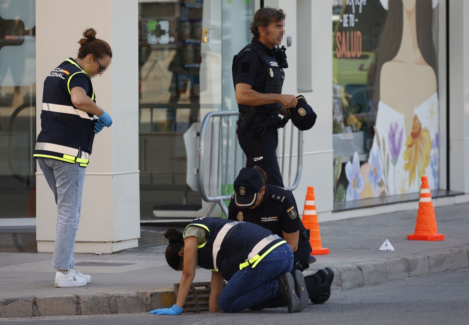 Fotos: un hombre asesina a tiros a otro en la calle y a plena luz del día en Xirivella (Valencia)