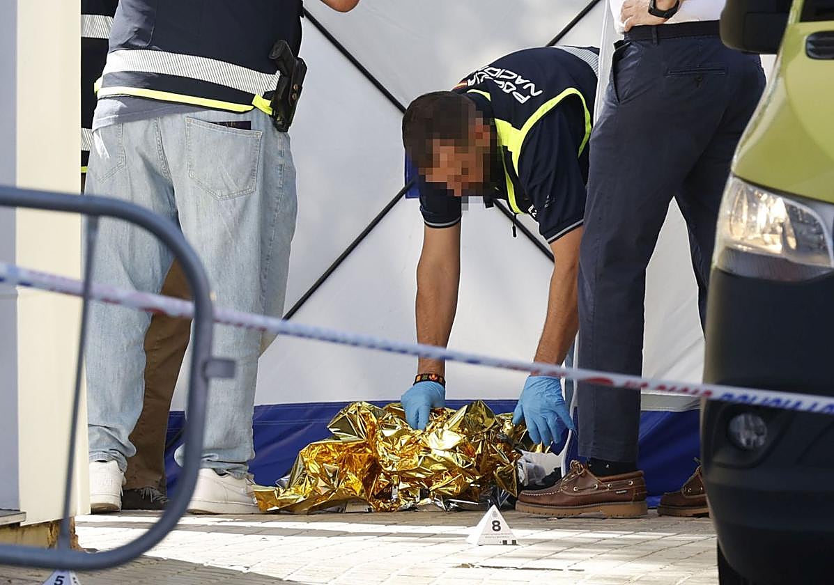 Varios policías en la escena del crimen.