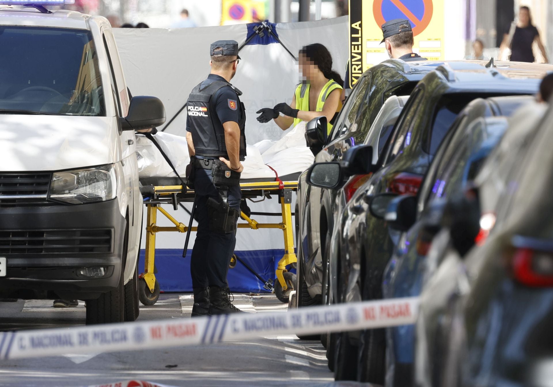 Fotos: un hombre asesina a tiros a otro en la calle y a plena luz del día en Xirivella (Valencia)