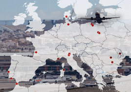 Viajeros hacen cola en el vestíbulo del aeropuerto de Manises.