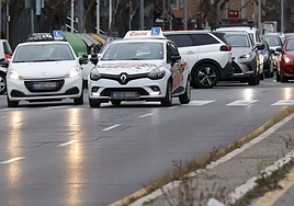 Dos vehículos de autoescuelas realizando prácticas, en una imagen de archivo.