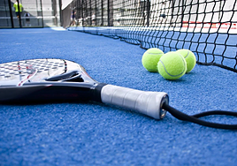 Raqueta y pelotas de pádel en una imagen de archivo.