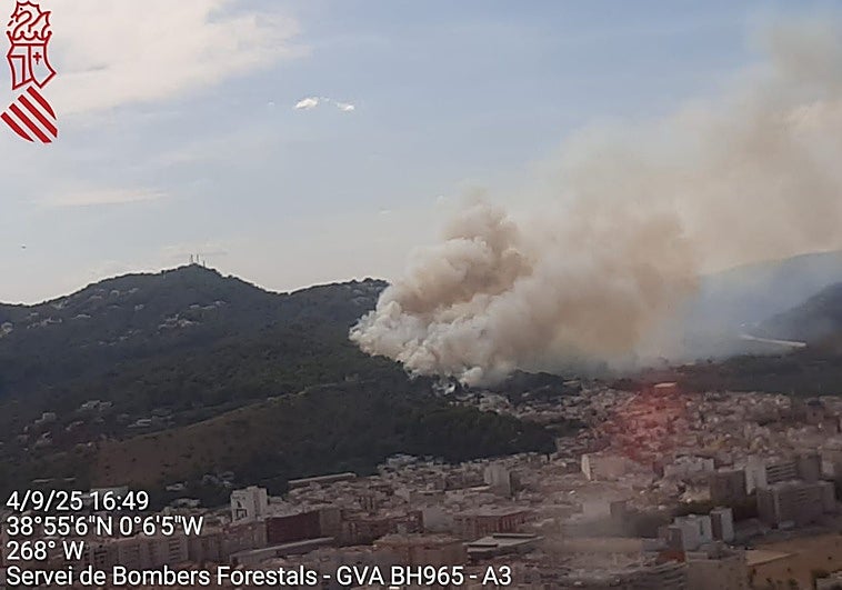 Vista del incendio en Oliva.