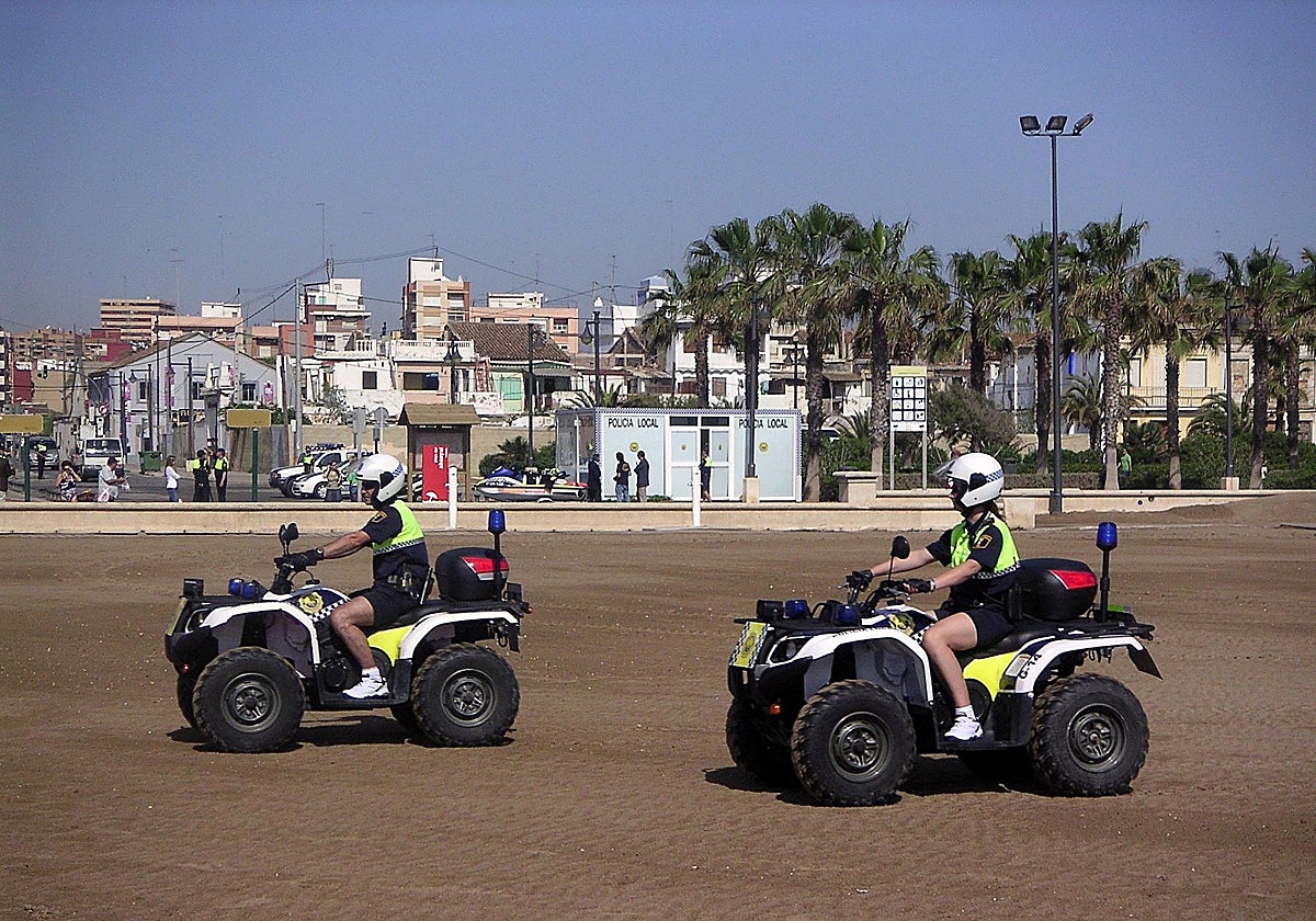 Patrullas de la Policía Local, en las playas de Valencia.