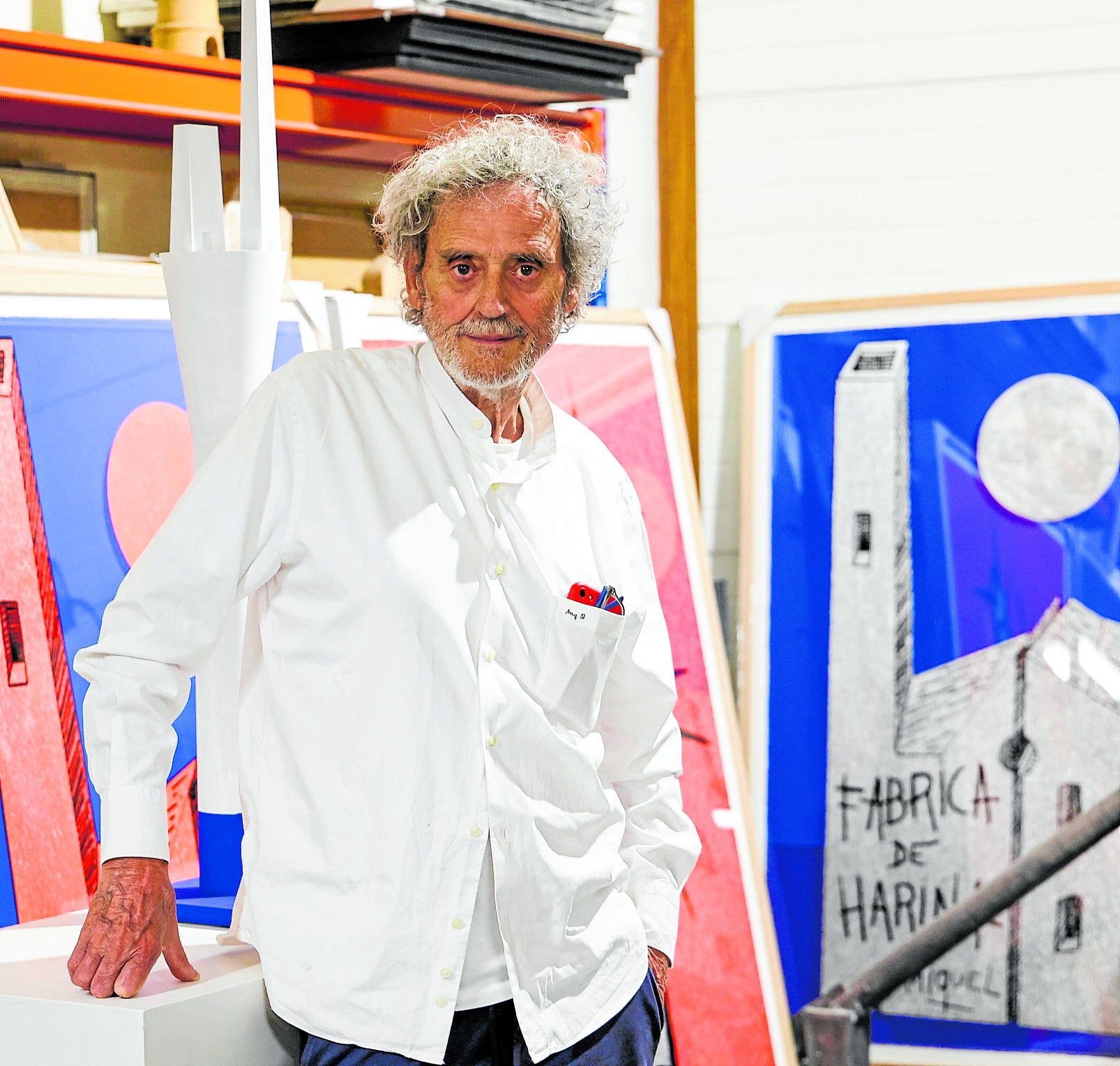 Miquel Navarro, con su obra en su taller-estudio de Mislata.