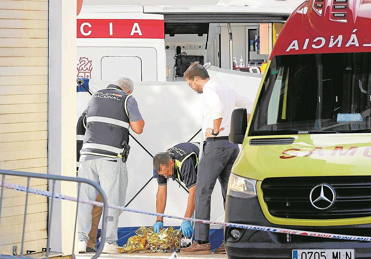 Agentes de la policía científica y el juez de Mislata durante la inspección ocular del cadáver.