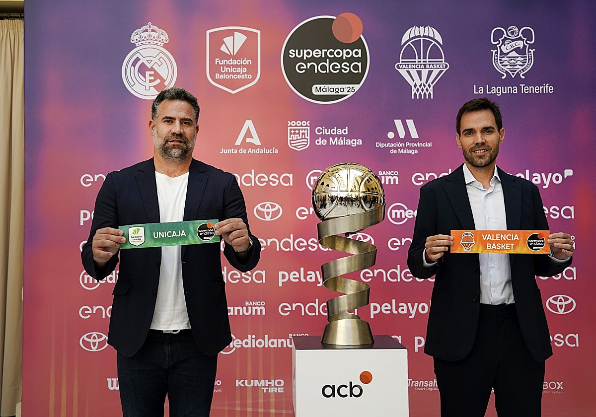 Carlos Cabezas y Enric Carbonell posan tras el sorteo.