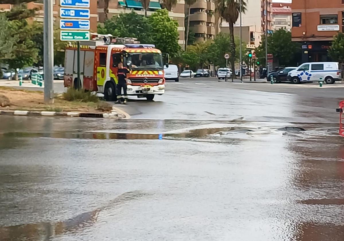 Reventón de la tubería en la rotonda entre Tres Cruces y Archiduque Carlos.
