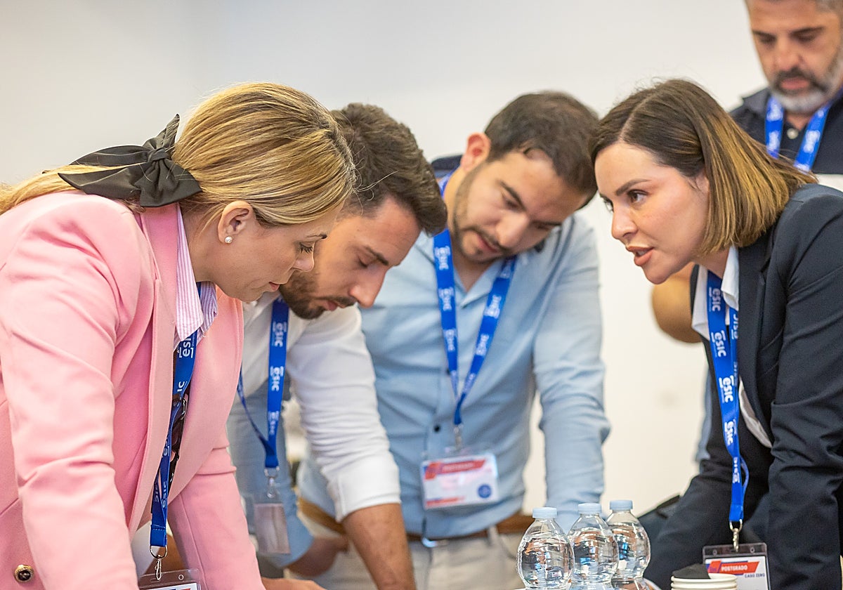 El claustro de profesores está formado en buena parte por profesionales en activo.