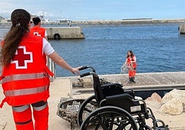 Recatan a varias personas de una patera en Alicante.