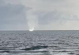 La manga marina que se ha formado a escasos kilómetros de Valencia ciudad.