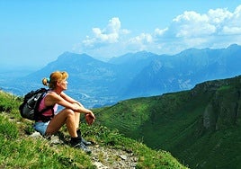 Excursionista descansa en la cumbre de un monte