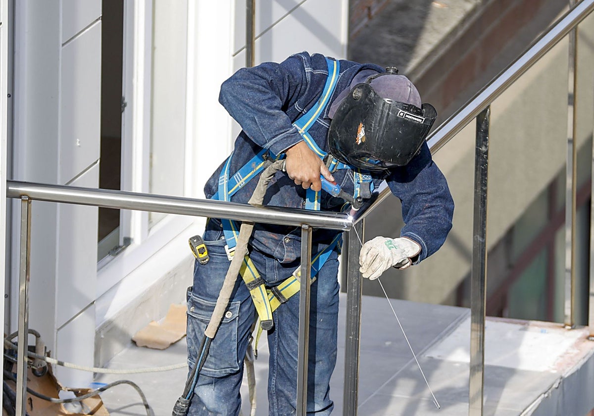 Un soldador trabaja en la construcción de una vivienda de obra nueva.