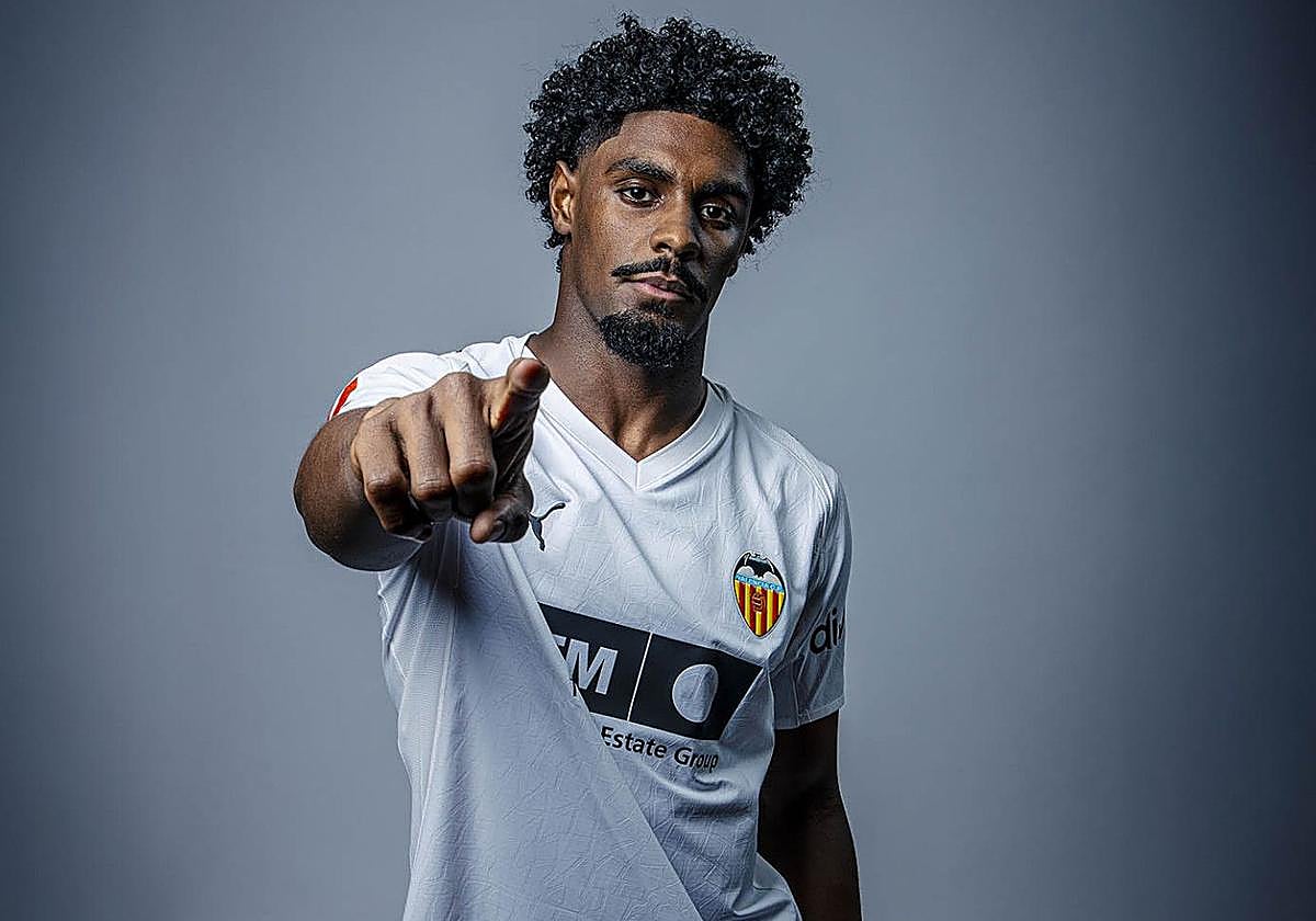 Thierry Rendall, posando con la camiseta del Valencia.